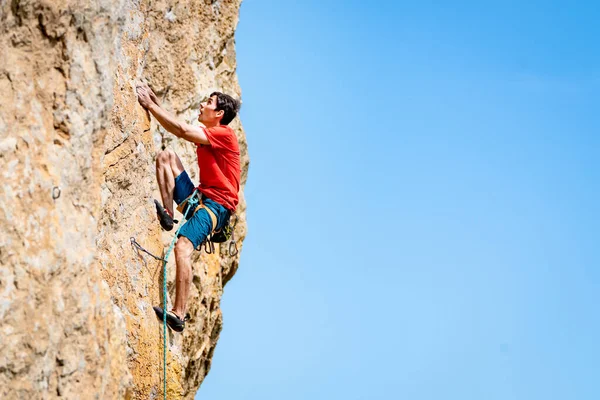 Man climbs a rock. — Stock Photo, Image