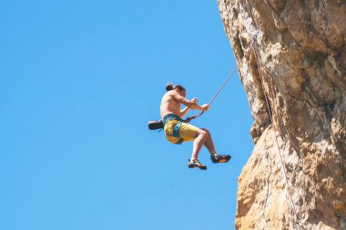 Adam kayaya tırmanıyor..