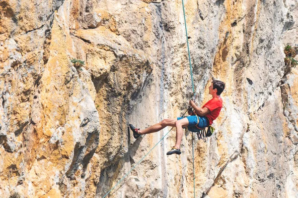 Homem rapel descendo a rocha . — Fotografia de Stock