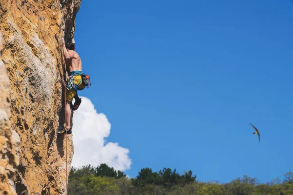 Mann klettert auf Felsen. — Stockfoto