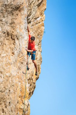 Adam kayaya tırmanıyor..