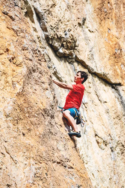 Az ember sziklát mászik.. — Stock Fotó
