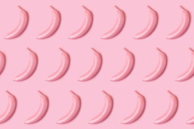 Arka planda pembe muzlar.