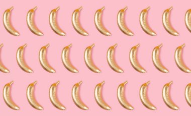 Arkaplanda altın muzlar.