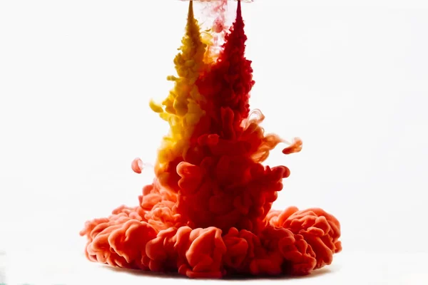 Gota multicolor de tinta en el agua Imagen de stock