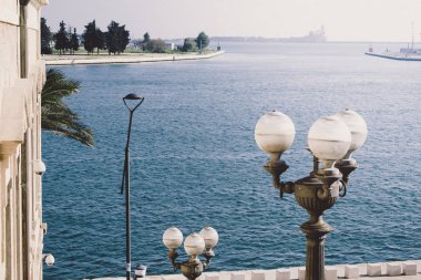 Deniz manzaralı lamba sonrası ön planda