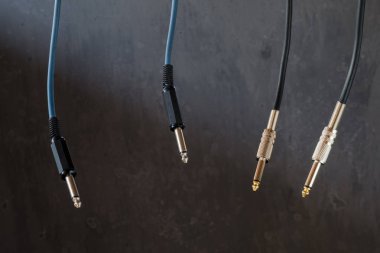 Koyu arka plan üzerinde ses kabloları