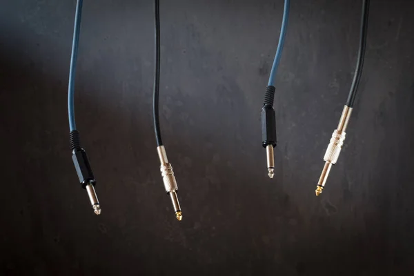 Cables de audio sobre fondo oscuro Imagen de stock