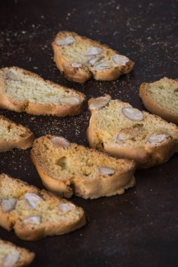 Bademli tatlı bisküvi, kek cantuccini denilen İtalyan geleneğinin