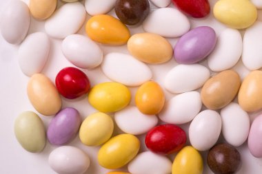 Beyaz arka plan üzerinde düzenlenmiş şekerlemeler