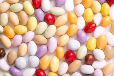 Beyaz arka plan üzerinde düzenlenmiş şekerlemeler