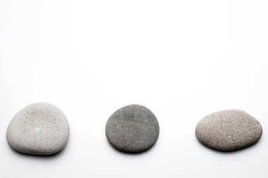 Kopya alanı ile beyaz bir arka plan üzerinde düzgün yuvarlak taşlar
