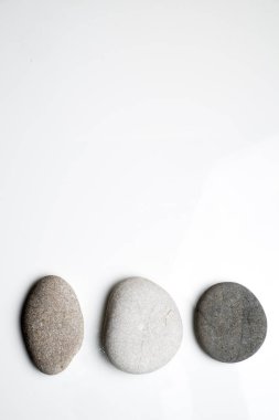 Kopya alanı ile beyaz bir arka plan üzerinde düzgün yuvarlak taşlar