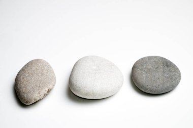 Kopya alanı ile beyaz bir arka plan üzerinde düzgün yuvarlak taşlar