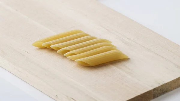 Penne Macarrão Com Placa Corte — Fotografia de Stock