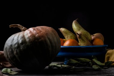 Koyu arkaplanda balkabağı ve meyveler