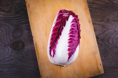 Taze toplanmış kırmızı turşu ahşap bir masaya dizilmiş.