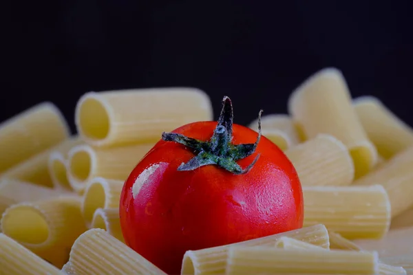 Tomaten Auf Italienischen Rigatoni Nudeln Mit Dunklem Hintergrund — Stockfoto