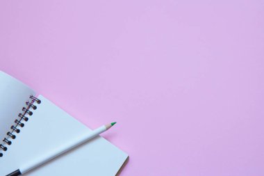 Pembe arka planda kırtasiye malzemeleri. Düz yatıyordu