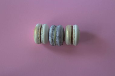 Pembe arka planda makarna. Güzel tatlı. Düz yatıyordu