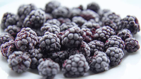 Frozen Blackberries White Plate Side View — Stock Photo, Image