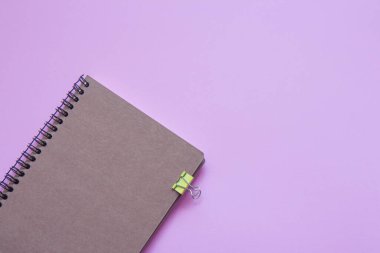 Pembe arka planda kırtasiye malzemeleri. Düz yatıyordu