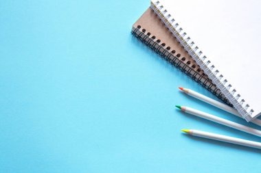 Mavi arkaplanda kırtasiye malzemeleri seti. Düz yatıyordu