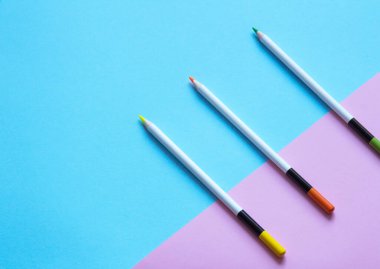 Renk arkaplanındaki kırtasiye malzemelerinin kümesi. Düz yatıyordu