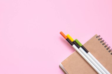 Pembe arka planda bir kırtasiye seti. Düz yatıyordu