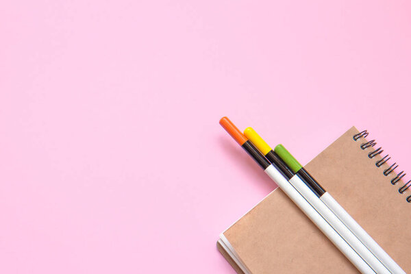 Комплект канцтоваров на розовом фоне. Плоский лежал

