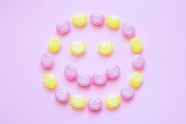 Renkli arka planda çok renkli şekerler. Düz yatıyordu