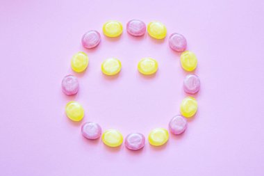 Renkli arka planda çok renkli şekerler. Düz yatıyordu