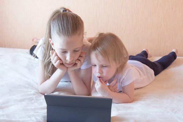 Zwei Mädchen Weißen Shirts Auf Der Couch Mit Laptop Hausaufgabenbetreuung — Stockfoto