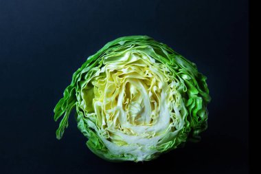 Siyah arkaplanda izole edilmiş yeşil lahana.