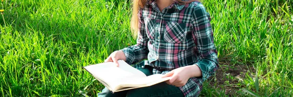 Adolescente Menina Uma Camisa Xadrez Com Cabelo Loiro Longo Livro — Fotografia de Stock