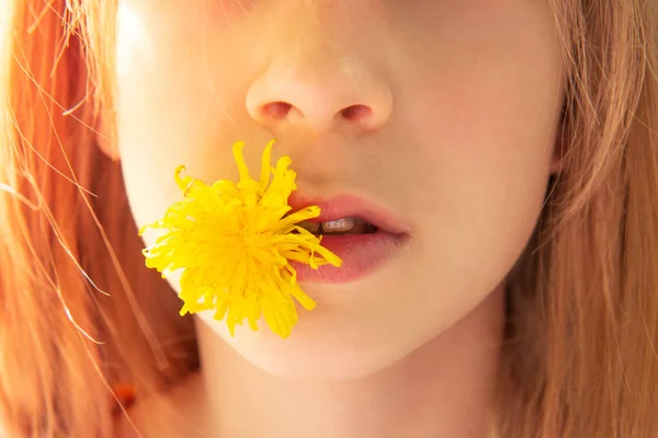 Mädchen Mit Roten Haaren Hält Eine Löwenzahnblüte Mund Gesicht Aus — Stockfoto