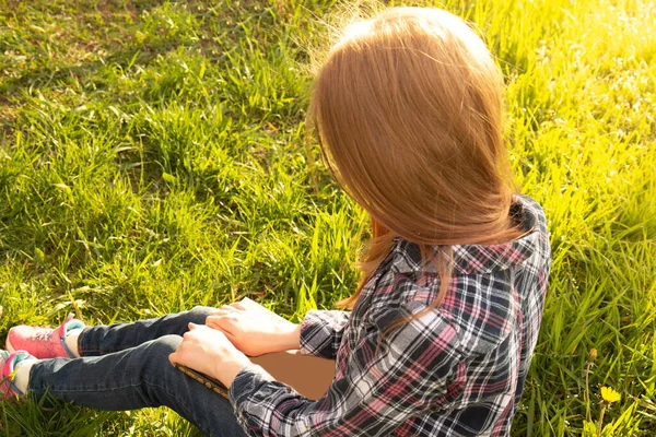 Dívka teenager čte knihu venku — Stock fotografie