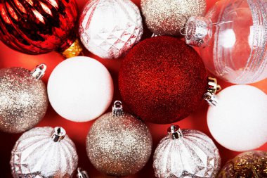 Yeni yıl parlak topları