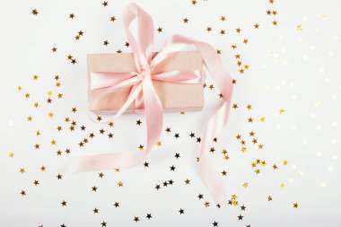 Şimdiki kutu ve yıldızlar