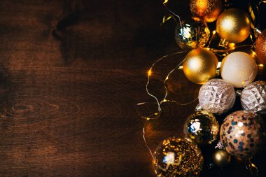 Ahşap arka planda Yeni Yıl topları