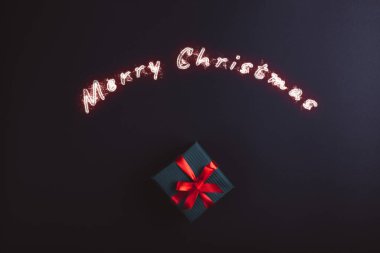 Siyah arkaplanda hediye