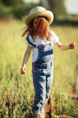 otların arasında bir çocuk çalış