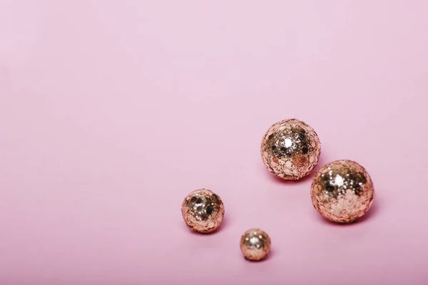 Bolas de Navidad sobre fondo rosa — Foto de Stock