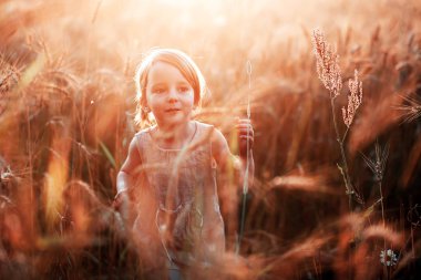 otların arasında bir çocuk çalış