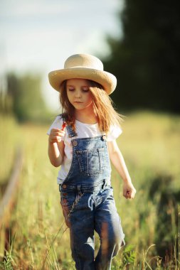 otların arasında bir çocuk çalış