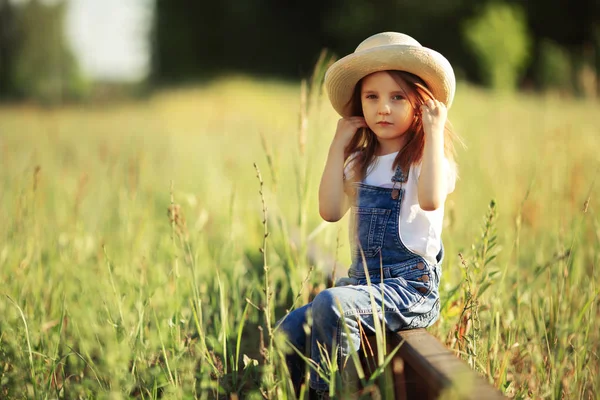 Ein Kind spielt im Gras — Stockfoto