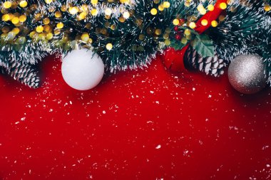 Çelenklerle süslenmiş Firavun dalları