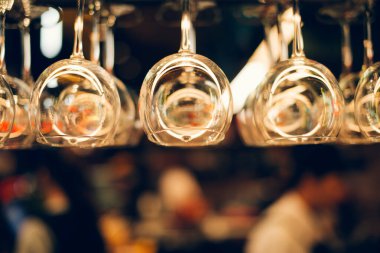 boş bir bardak şarap için