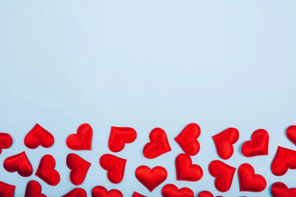 Fondo de San Valentín con corazones rojos — Foto de Stock