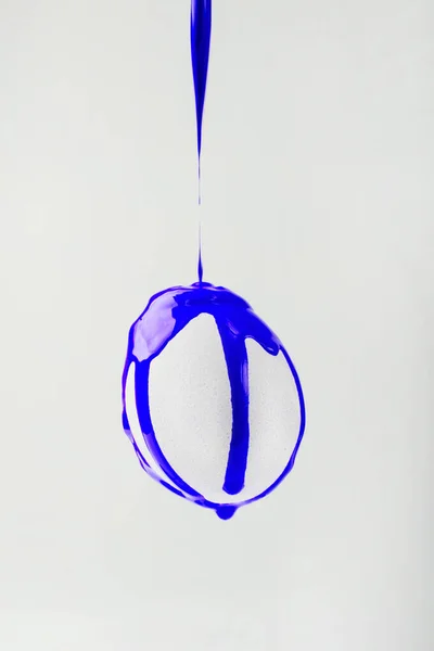 Paint flowing on white egg — 스톡 사진